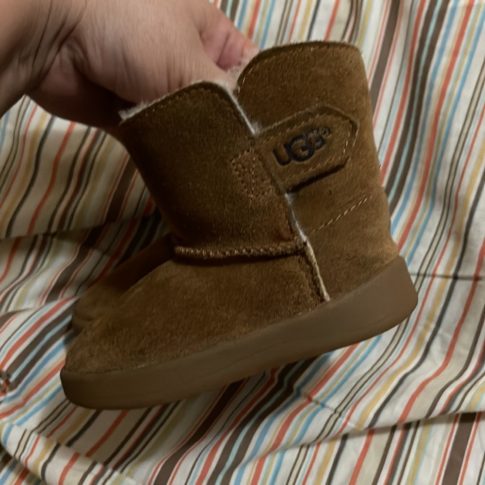 UGG - Picture 2 of 5